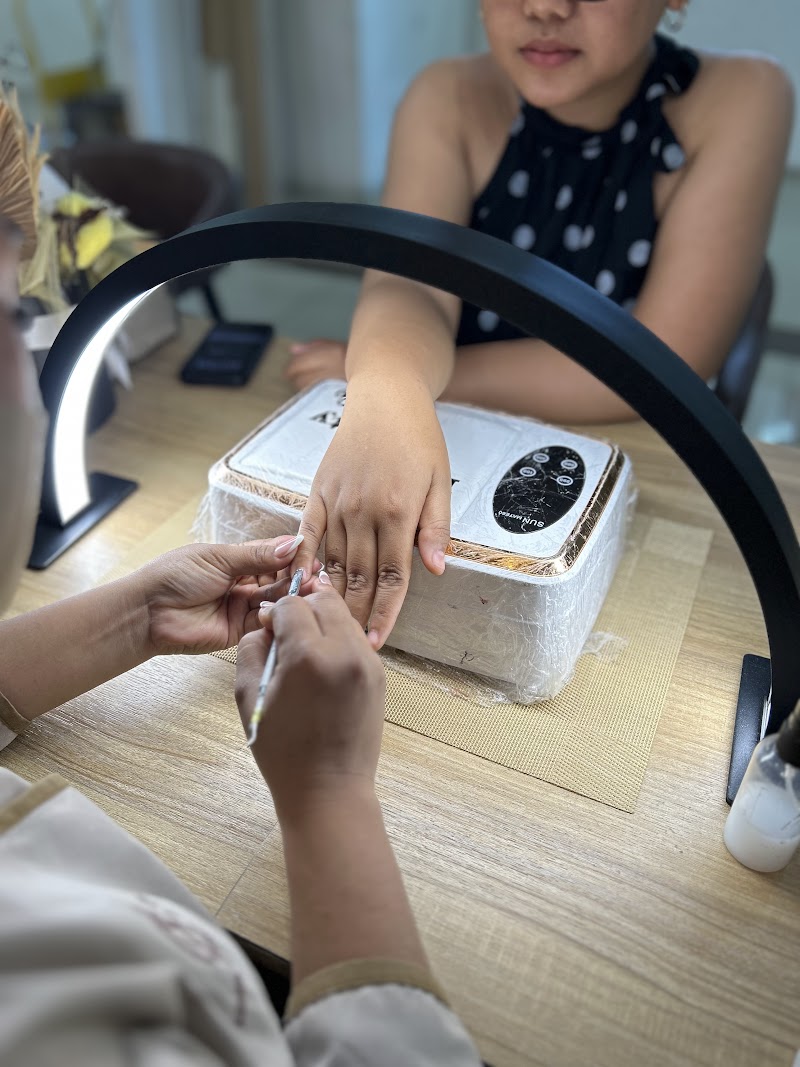 Proses manicure untuk nail art Jakarta Barat